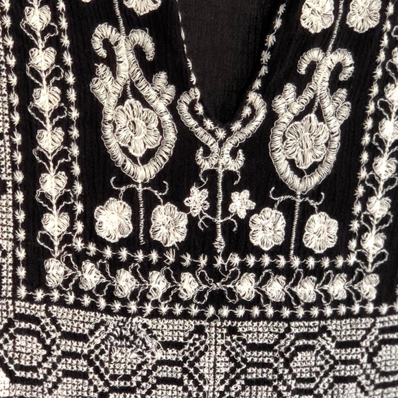 Embroirdered floor-length, high-slit gown - Picture 2 of 3